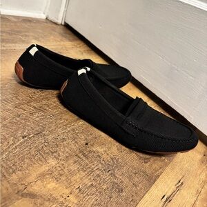 Black flats that are comfy, breathable, and flexible!